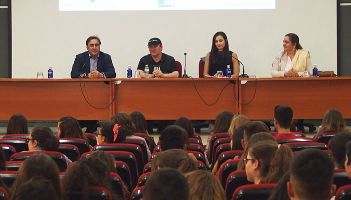 El escritor Blue Jeans frente a sus seguidores, en un Centro Aguirre abarrotado de adolescentes rendidos a su talento