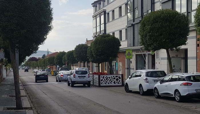 El Mercadillo de los viernes en Cabanillas se traslada a la calle Cuzco, y se impedirá la doble fila en Benalaque