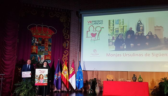 El presidente de la Diputación de Guadalajara felicita a los homenajeados en los VIII Premios de la Caridad