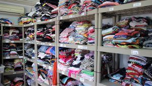 El ropero social de Valdeluz ya ha satisfecho las necesidades de ropa de 660 personas sin recursos