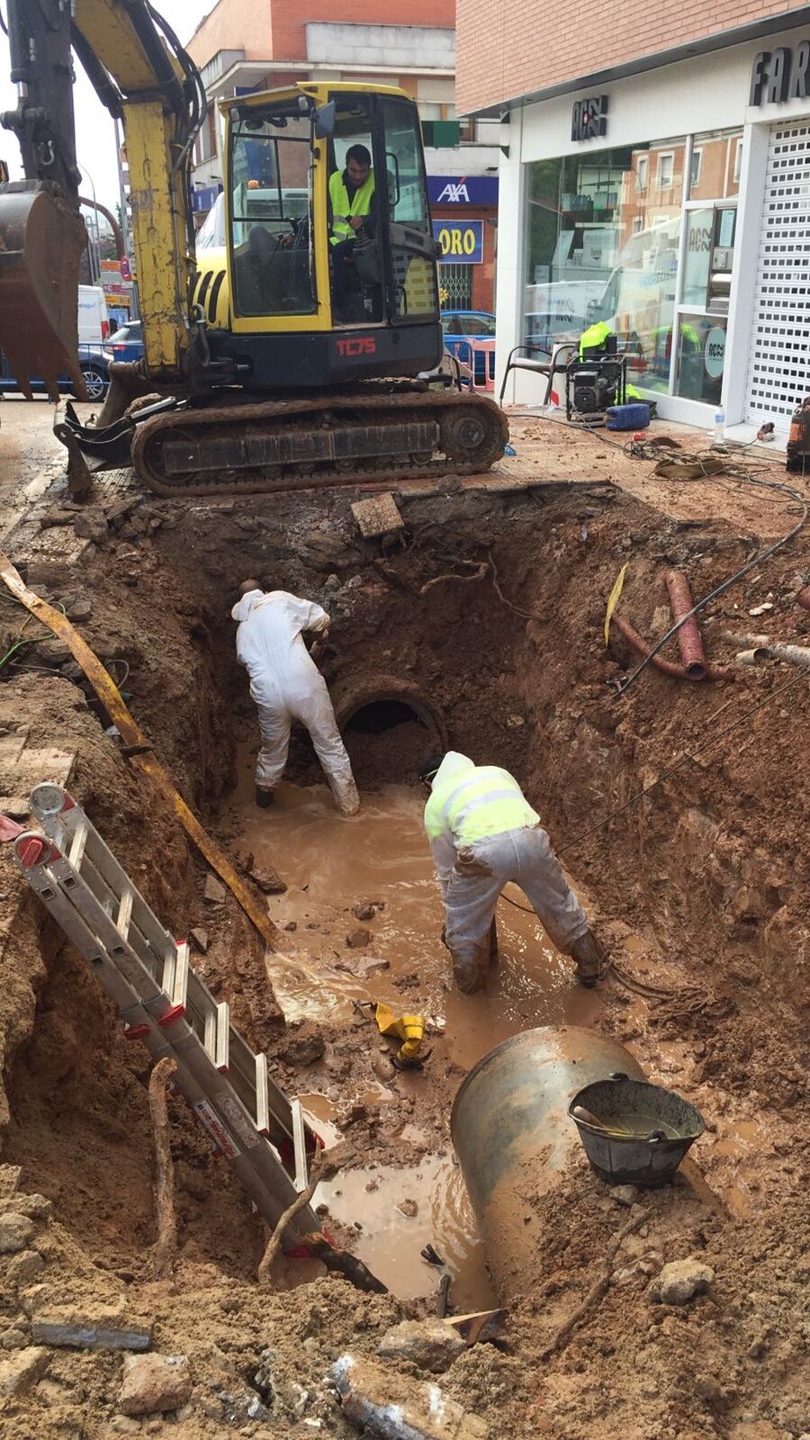 Guadalagua trabaja desde la pasada madrugada en la resolución de una avería en Avenida de Castilla