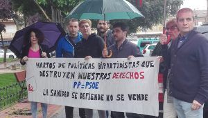 IU Azuqueca se concentra ante Page y le recuerda que los vecinos están cansados de sus promesas inclumplidas