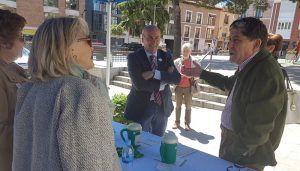 José Manuel Latre colabora con la cuestación a favor de la Asociación contra el Cáncer en Guadalajara