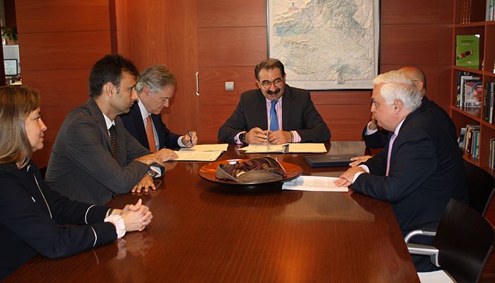 Junta y Telefónica firman un convenio para la mejora de la protección entre consumidores y usuarios