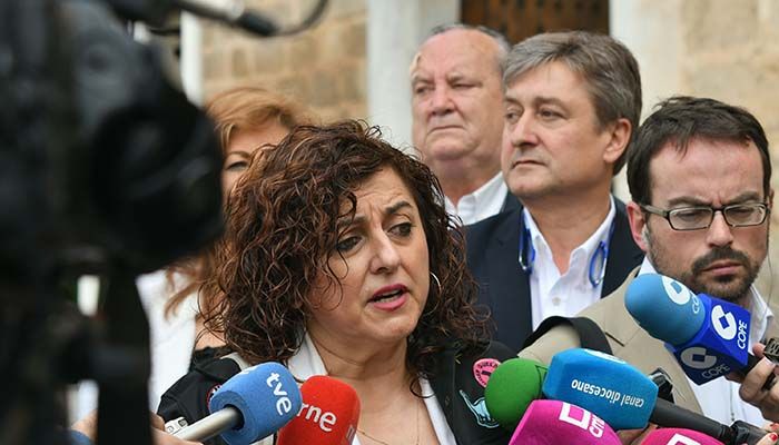 La alcaldesa de Villalpardo entrega a Page 400 firmas de sus vecinos reclamando que su municipio cuente con consulta médica de 8 a 15 horas