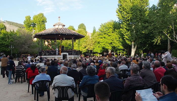 La Banda Municipal de Música de Cuenca interpreta marchas militares en un concierto por el Día de las Fuerzas Armadas