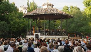 La Banda Municipal de Música de Cuenca ofrece un concierto en el Parque San Julián por el Día de las Fuerzas Armadas