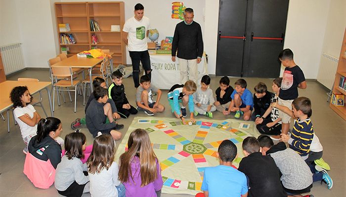 Los alumnos del colegio público de Yebes aprenden las ventajas de reutilizar la ropa y calzado usados