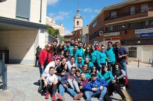 Los Quintos y Quintas del 00 de Yunquera de Henares celebran la tradicional “Puesta del Mayo”