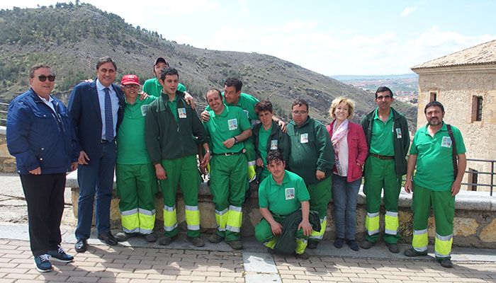 Mariscal felicita a ASPADEC por su buen trabajo en el proyecto de conservación de zonas verdes del Casco Antiguo