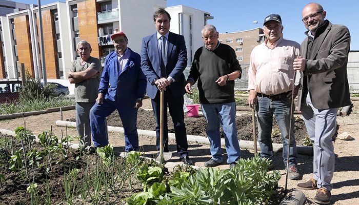 Mariscal visita los huertos de ocio del barrio de Villa Román en su noveno año de existencia