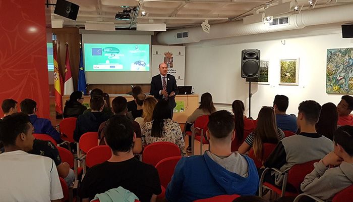 Medio centenar de jóvenes participan en la Jornada ‘Europa como oportunidad’ organizada por la Diputación de Guadalajara