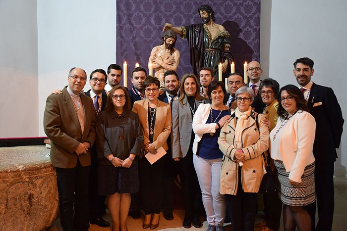 Miembros de la nueva Junta de Diputación del Bautismo juran sus cargos sobre los estatutos de la Hermandad