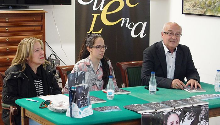Mónica Villarejo plantea una “aventura de amistad” en su primera novela, ‘El castigo de un ángel’