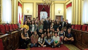 Participantes del Erasmus + del Liceo Caracense, procedentes de Portugal, Italia, Francia y España han visitado el Ayuntamiento de Guadalajara, donde han sido atendidos por el alcalde de la capital, Antonio Román.  Durante esta visita, los alumnos han visitado las principales estancias del consistorio, tales como el Salón de Plenos, la Sala de Juntas o el propio despacho del alcalde, y han conocido sus principales funciones, así como las de sus órganos de gobierno, y su composición.  El Ayuntamiento de Guadalajara organiza visitas periódicamente para alumnos de los centros educativos de la provincia. 