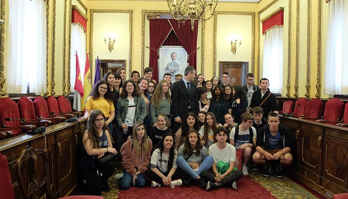 Participantes del Erasmus + del Liceo Caracense, procedentes de Portugal, Italia, Francia y España han visitado el Ayuntamiento de Guadalajara, donde han sido atendidos por el alcalde de la capital, Antonio Román. Durante esta visita, los alumnos han visitado las principales estancias del consistorio, tales como el Salón de Plenos, la Sala de Juntas o el propio despacho del alcalde, y han conocido sus principales funciones, así como las de sus órganos de gobierno, y su composición. El Ayuntamiento de Guadalajara organiza visitas periódicamente para alumnos de los centros educativos de la provincia.