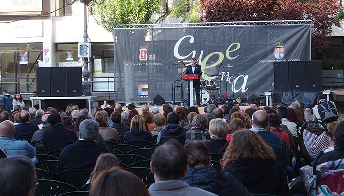 Presentaciones de libros y actuaciones en la Plaza de España copan la penúltima jornada de la Feria del Libro