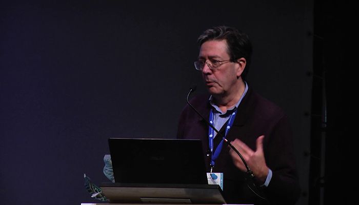 Antonio Román felicita al archivero municipal, Javier Barbadillo, premio ACAL 2018 por su labor profesional