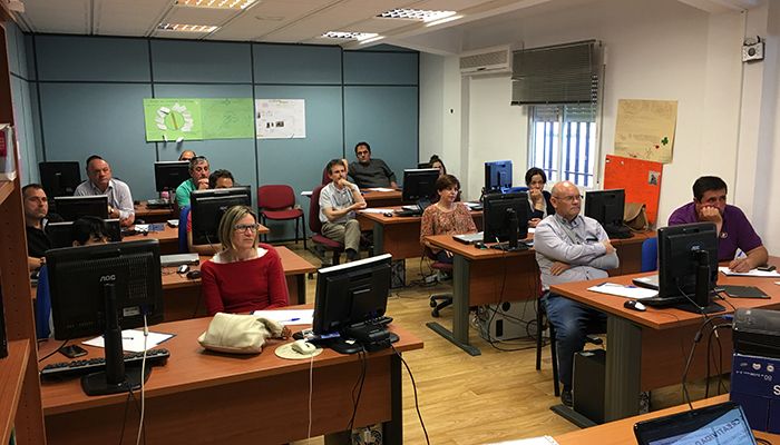 Cerca de 20 empresarios de El Provencio asisten a una jornada para captar clientes a través de medios digitales