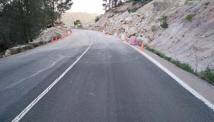 Despejada y reabierta al tráfico la CM-2104 después de producirse el desprendimiento de rocas durante el domingo