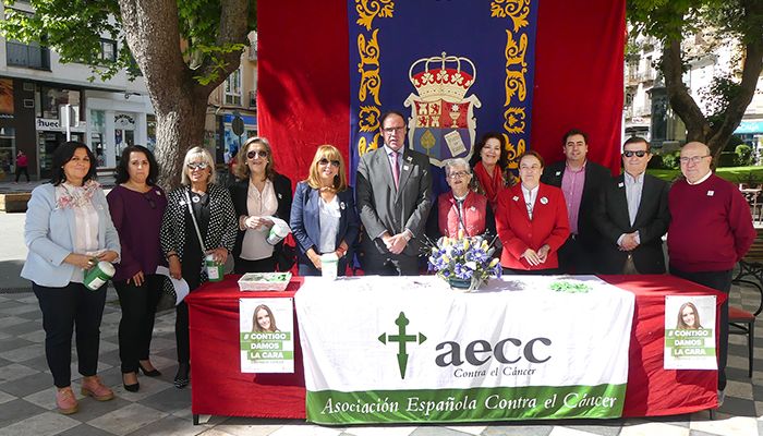 Diputación no falta a su cita con AECC Cuenca y colabora con la cuestación contra el cáncer con la instalación de una mesa petitoria