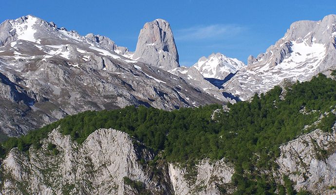 Dos mujeres conquenses heridas tras despeñarse desde 70 metros en los Picos de Europa