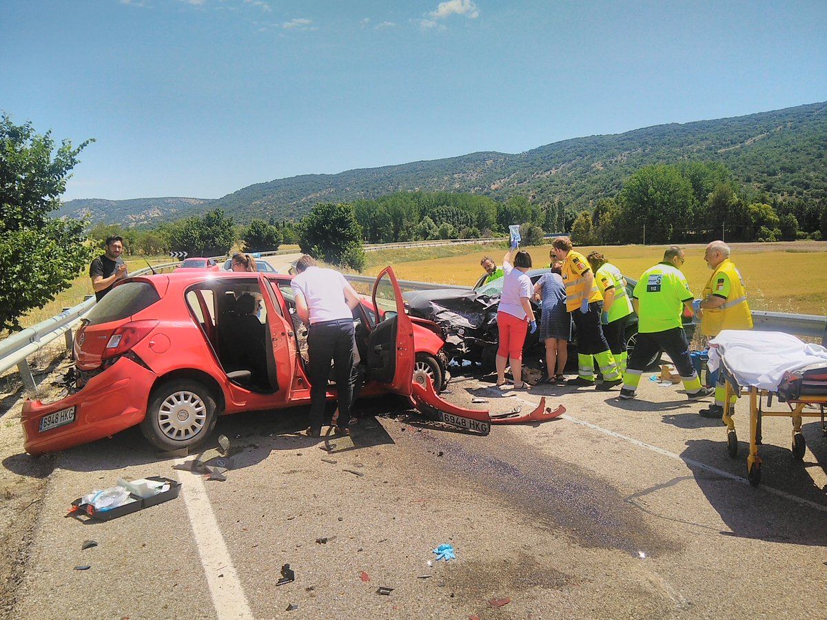Dos personas trasladadas al hospital de Guadalajara tras un espectacular choque en Pioz 1 Dos personas trasladadas al hospital de Guadalajara tras un espectacular choque en Pioz