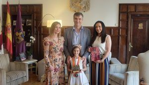 El alcalde de Guadalajara recibe a Aimara Fajardo tras el triunfo obtenido en el Campeonato de España de Rítmica