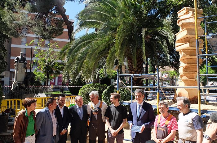 El Ayuntamiento de Guadalajara dedica una escultura de madera al profesorado, en reconocimiento a su labor docente