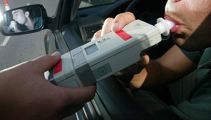 El Ayuntamiento de Guadalajara se suma desde hoy a la campaña de control de la tasa de alcohol y presencia de drogas en conductores