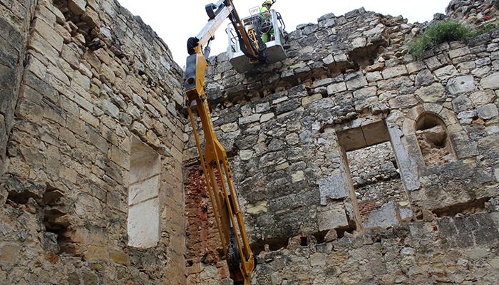 El salón de actos de la Delegación de la Junta acoge una conferencia sobre el Monasterio de Santa María de Bonaval