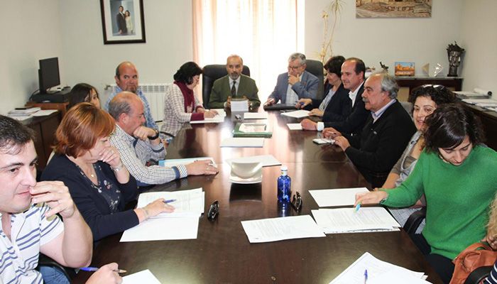 Felpeto escucha las preocupaciones de la comunidad educativa de Molina de Aragón y se compromete a resolver los problemas “que estén en nuestra mano”