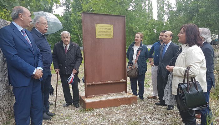 Gárgoles de Abajo coloca una placa que recuerda el paso de Cela por el municipio en su Viaje a la Alcarria
