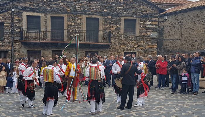 José Manuel Latre asiste a las Danzas y Bailes de la Octava del Corpus en Valverde de los Arroyos