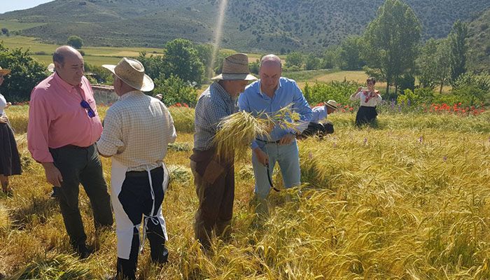 José Manuel Latre participa en Riba de Saelices en la Jornada de la Indumentaria Tradicional