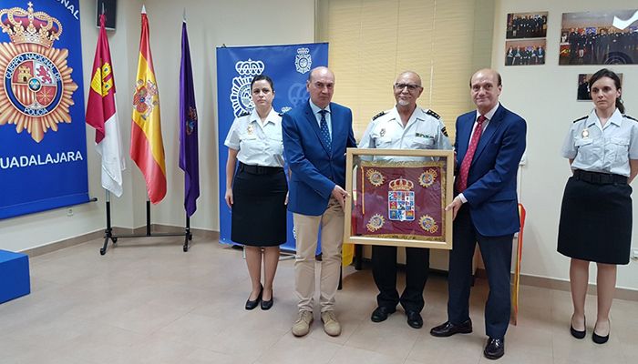 La Diputación de Guadalajara hace entrega de un banderín bordado a la Policía Nacional en señal de reconocimiento por su labor