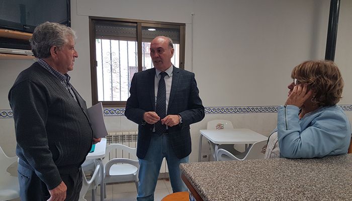 Latre visita el Centro Social de Baños de Tajo remodelado gracias a una ayuda de la Diputación tras quemarse en un incendio