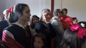 Huete. En el adiós a Santa Quiteria, un dron pasó por San Gil. 2 llorando en la capilla