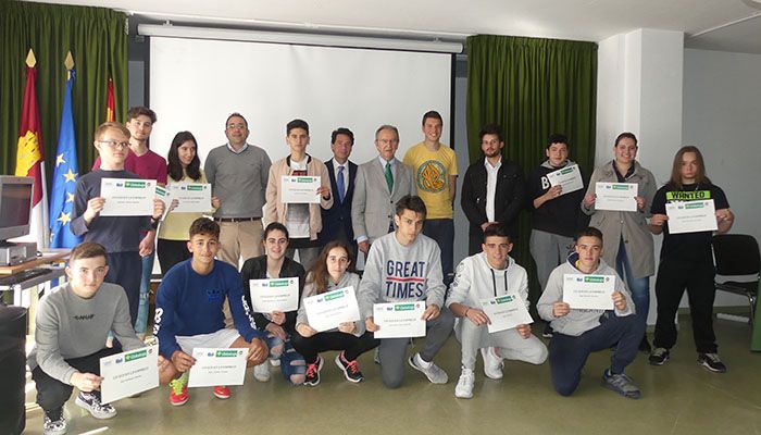 Los alumnos del “Hervás y Panduro” reciben diplomas por la participación en “Un día en la empresa”