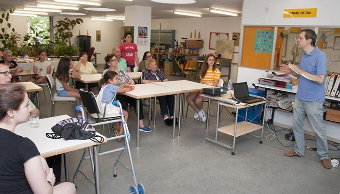 Los mayores de la Unidad de Día de Geriatría del Hospital de Guadalajara comparten una jornada de ciencia matemática con sus nietos