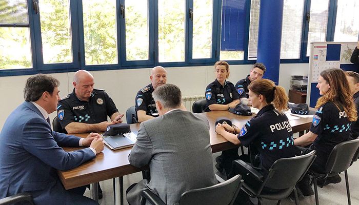Mariscal da la bienvenida a los seis nuevos policías locales que se han incorporado a la plantilla