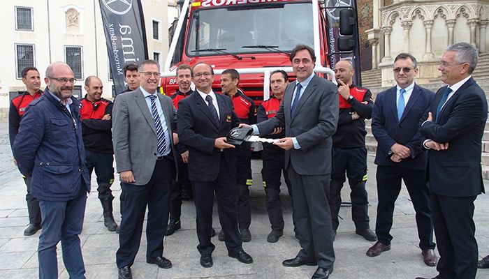 Mariscal presenta el camión de bomberos que dará respuesta a incendios, inundaciones y nevadas