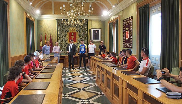 Mariscal reconoce el esfuerzo y los éxitos de varios deportistas conquenses que han destacado en categorías nacionales