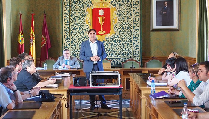 Mariscal se reúne con vecinos, empresarios, autónomos y asociaciones del Casco Antiguo de Cuenca