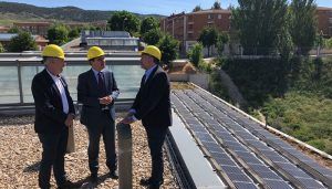 Martínez Arroyo visita la nueva instalación de placas fotovoltaicas para autoconsumo eléctrico en el edificio de Geacam en Cuenca