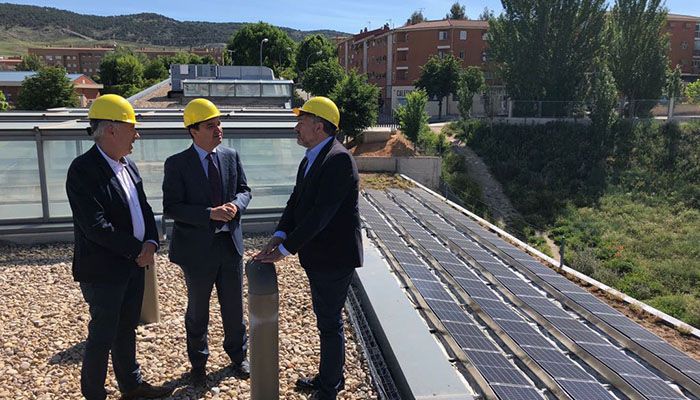 Martínez Arroyo visita la nueva instalación de placas fotovoltaicas para autoconsumo eléctrico en el edificio de Geacam en Cuenca
