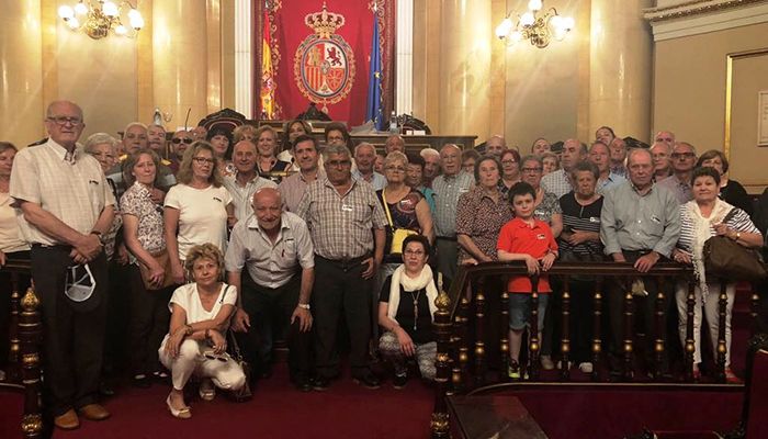 Montserrat Martínez enseña el Senado a vecinos de Huete y de Vega del Codorno