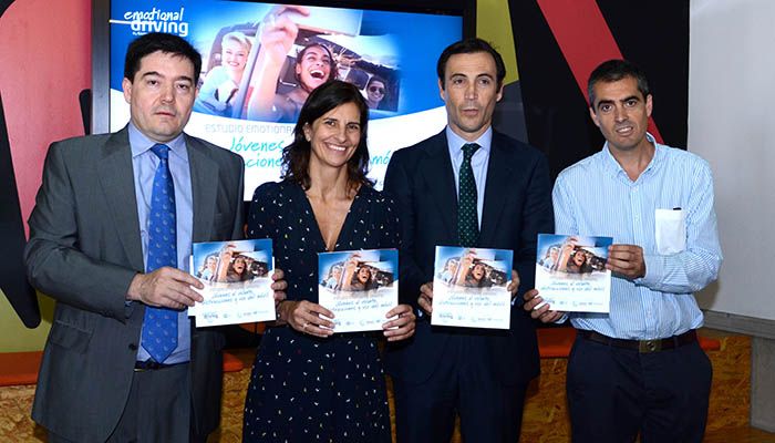 Ocho de cada 10 conductores menores de 30 años admiten distraerse al volante el 67% de ellos mirando el móvil