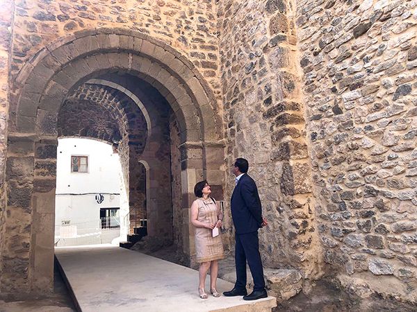 Prieto comprueba el fin de la rehabilitación de las Puertas de las Eras y de San Bartolomé de la muralla de Cañete