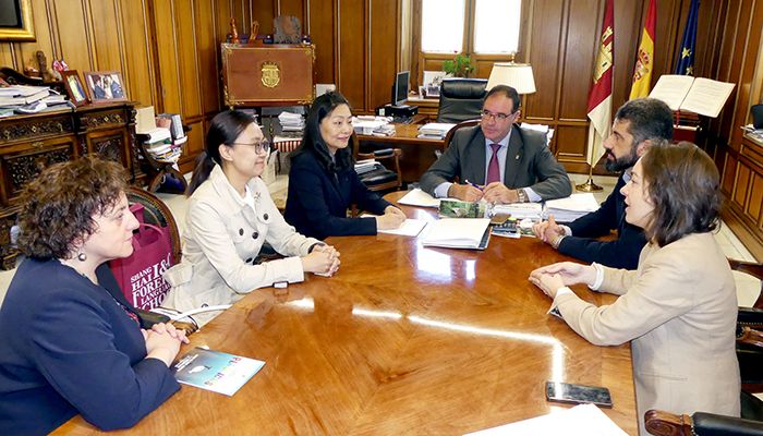 Prieto recibe a la directora del centro de negocios Shanghái I&C Foreing Languages School en su primera visita a España